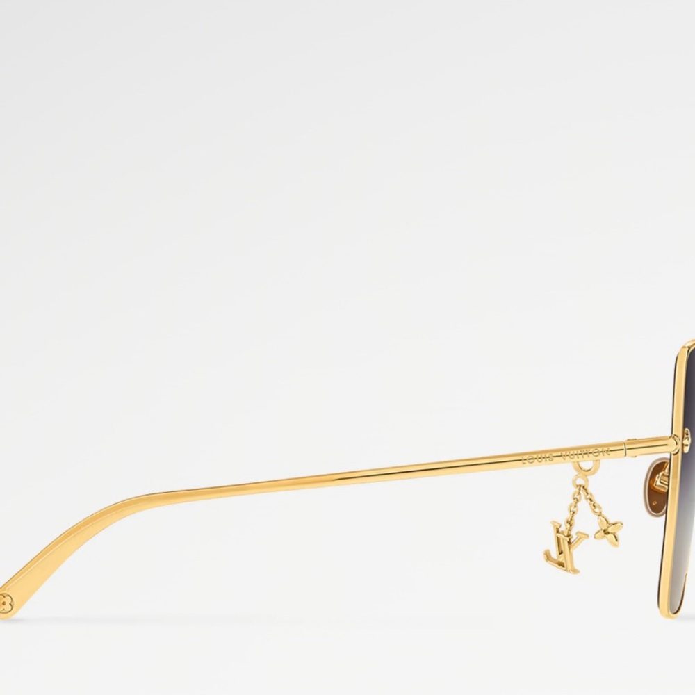 Louis Vuitton Gold and Black Cat Eye Sunglasses
With beautiful little charm . - Picture 7 of 9